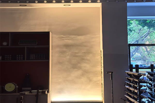 A bright and efficient wall washer light fixture